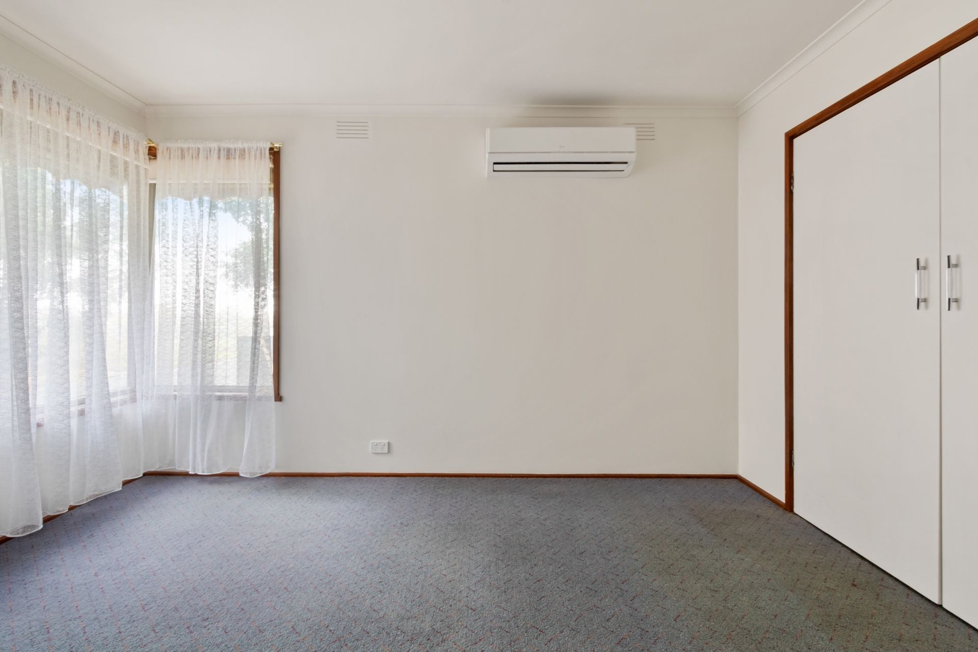 LOCATED IN QUIET STREET!