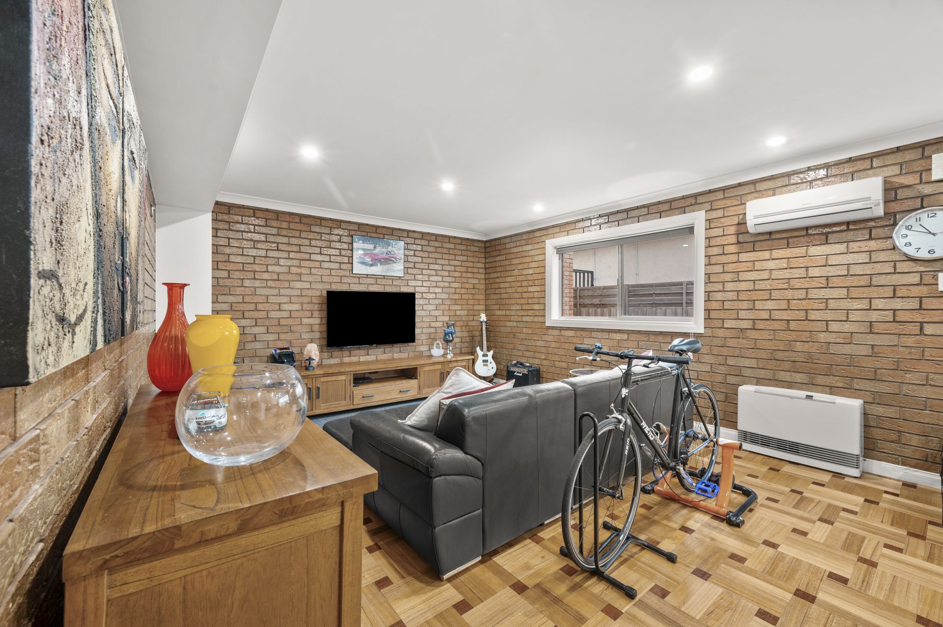 Luxury Living: Complete Salon Set-Up Included!