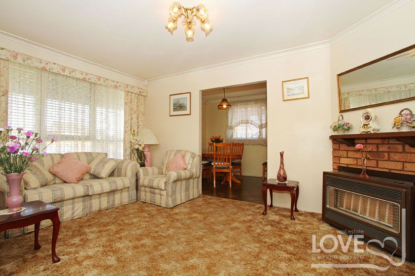 SPOTLESS FAMILY HOME IN GREAT LOCATION & BIG BACKYARD FOR THE KIDS!