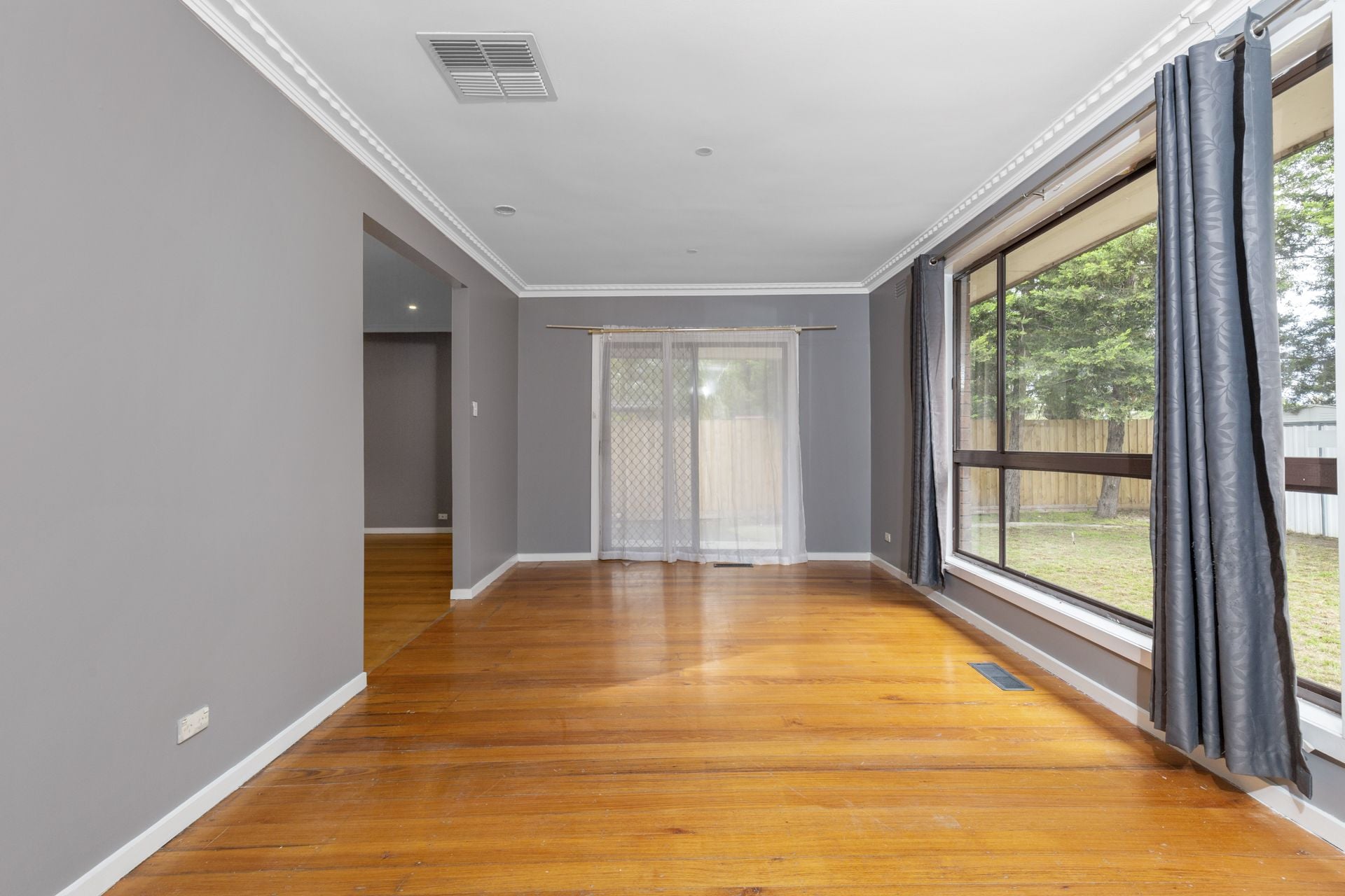 FRESHLY RENOVATED FAMILY HOME IN PERFECTLY LOCATED!