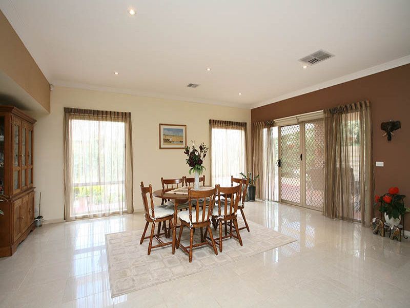 1 Tyrell Walk, Caroline Springs - Thumbnail 4