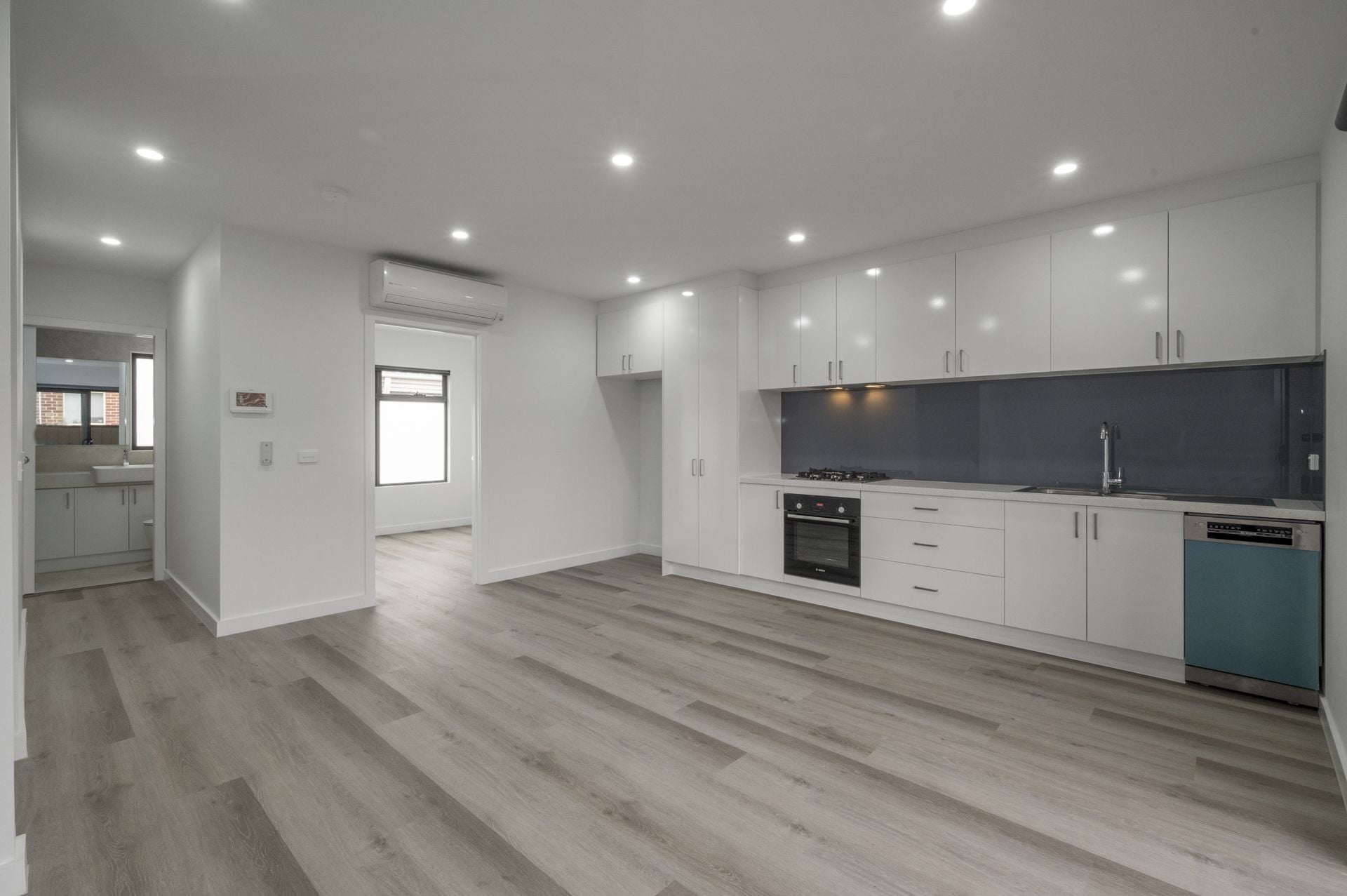 2 BEDROOM TOWNHOUSE