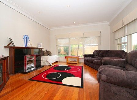 COMFORTABLE FAMILY LIVING AND ENTERTAINING