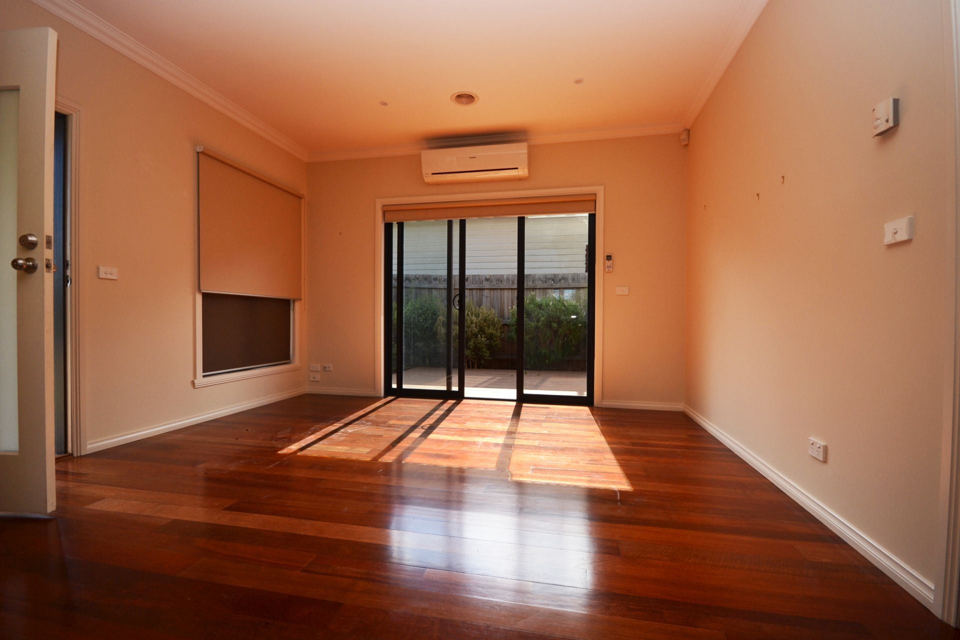 CONTEMPORARY LIVING & FABULOUS LOCATION