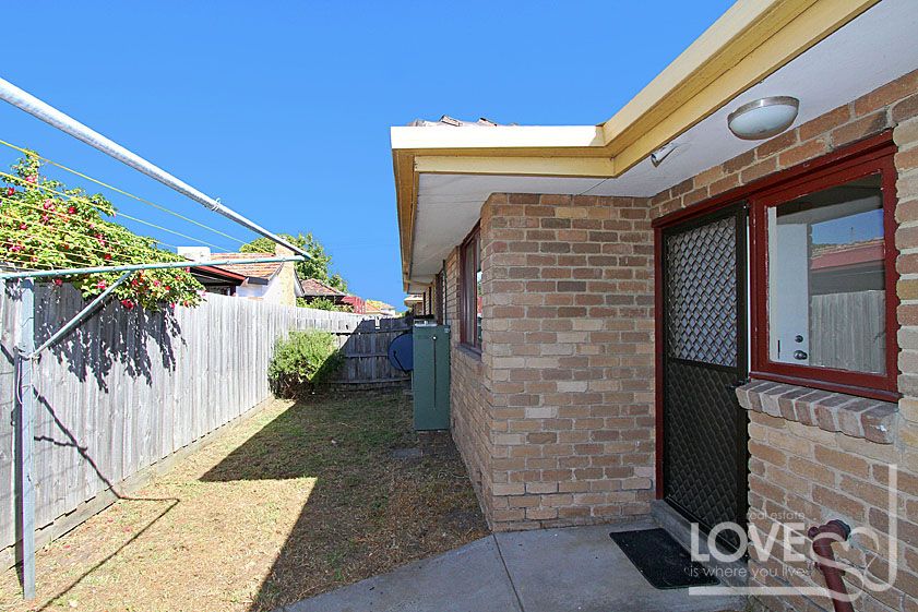 WELL LOCATED 2 BEDROOM UNIT!