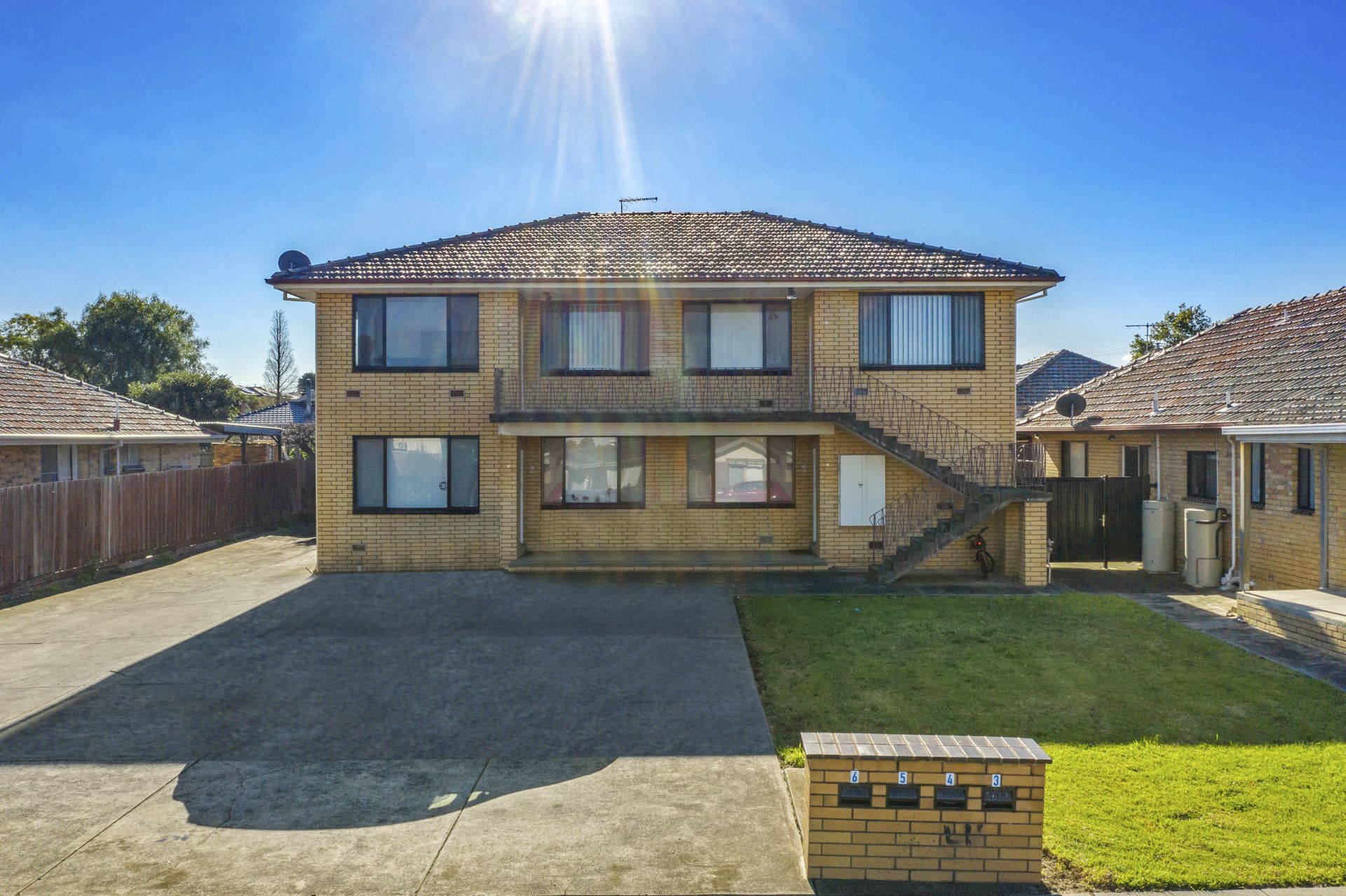 6 UNITS  - CORNER BLOCK APPROX 1110m2 LAND
CURRENTLY RETURNING APPROX $100,000 PER ANNUM.