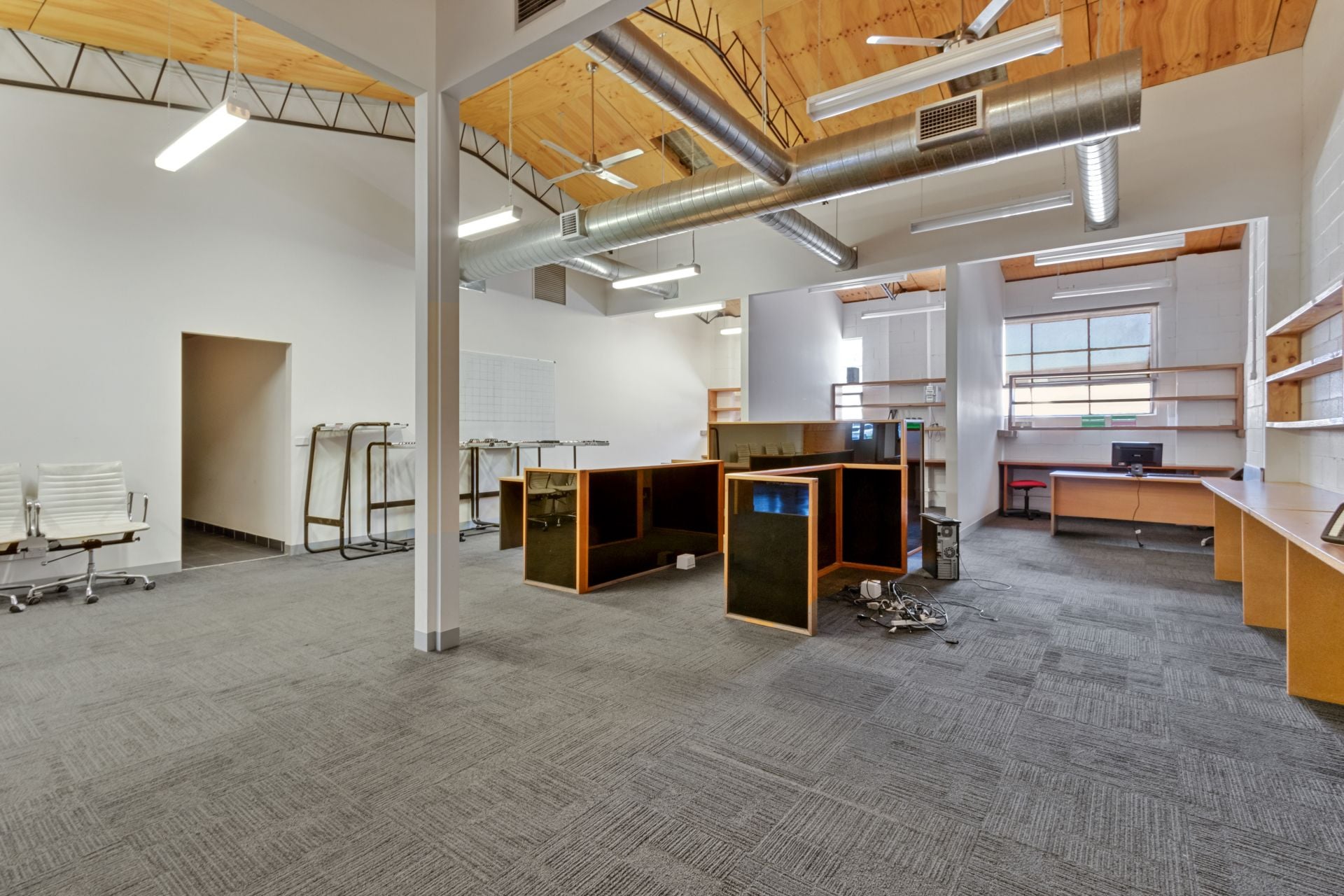 Perfect Blend of Office, Warehouse and Yard!