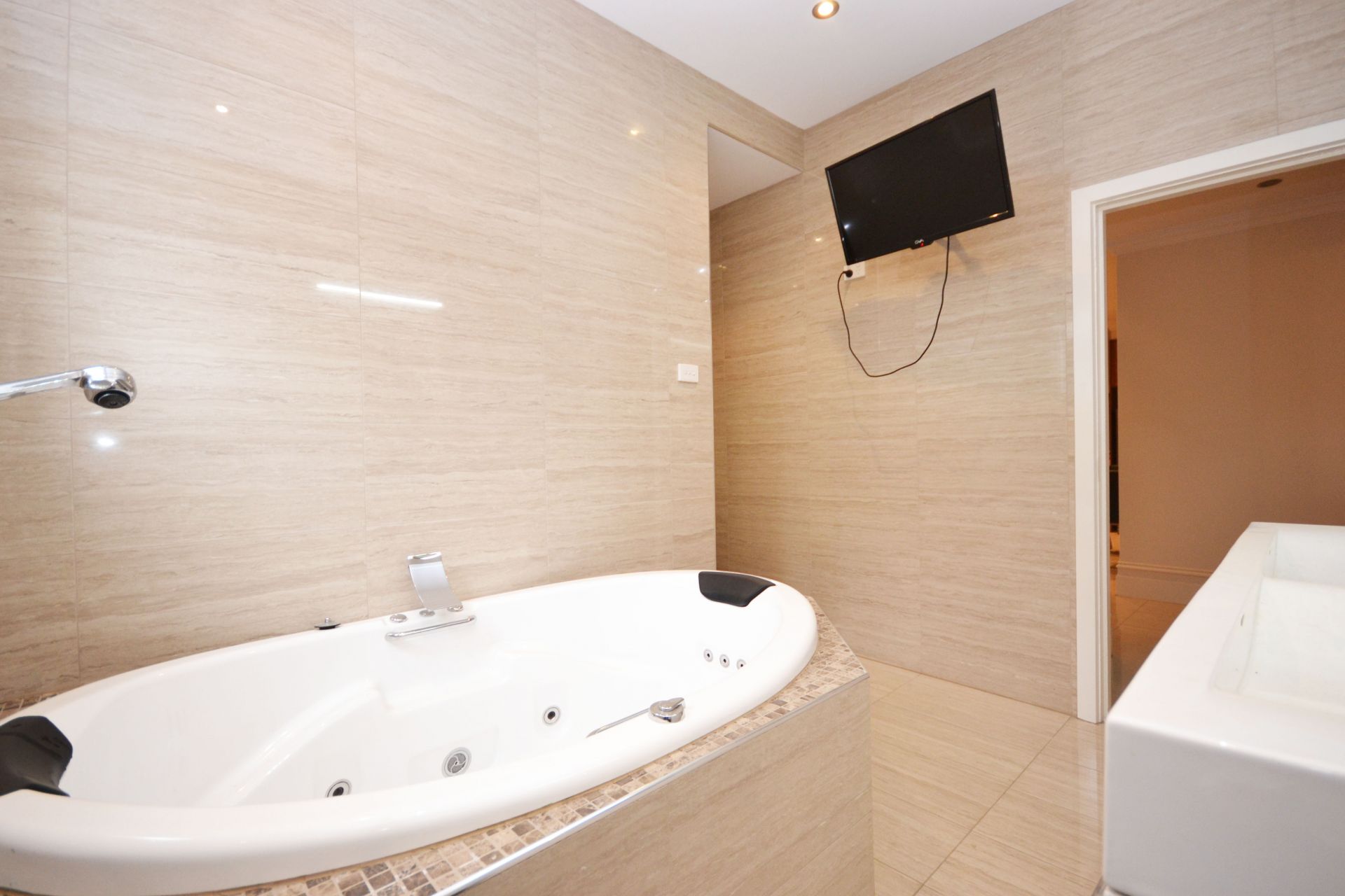 CONTEMPORARY LIVING IN A FABULOUS LOCATION!