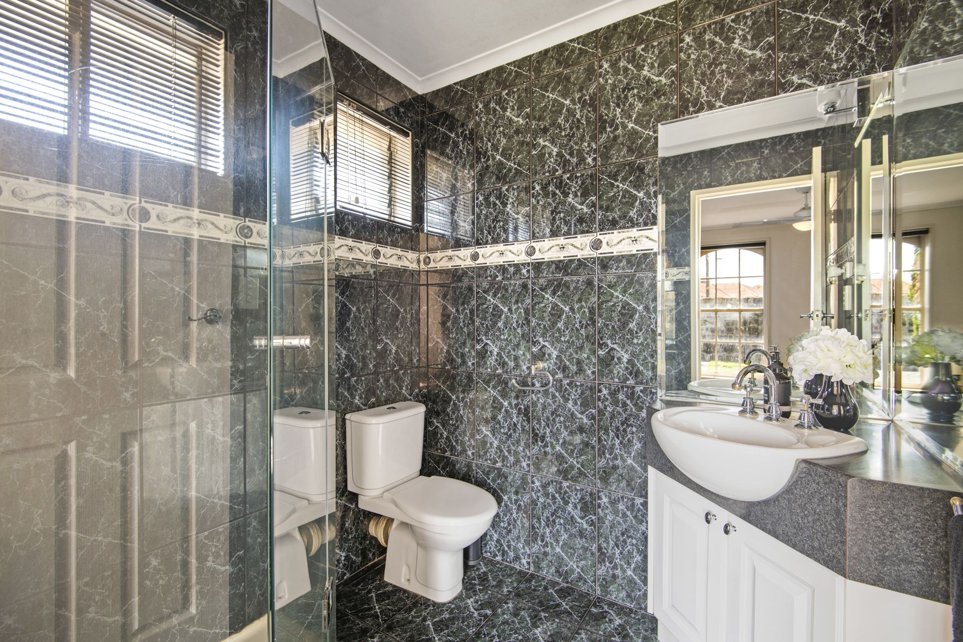 MODERN APPEAL - GREAT LOCATION