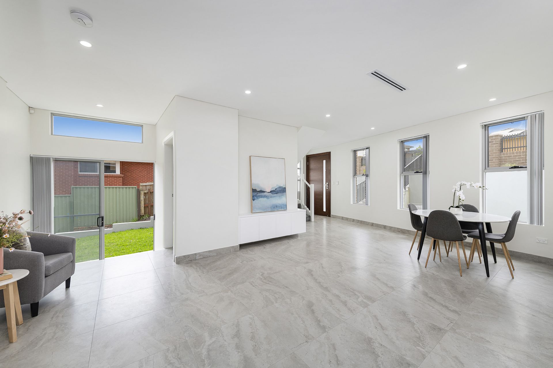 37 Donington Avenue, Georges Hall, Hall - Thumbnail 4