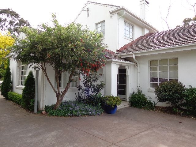 Classic Eaglemont Residence! 5 beds and ready for lease ! REGISTER for online OPEN times