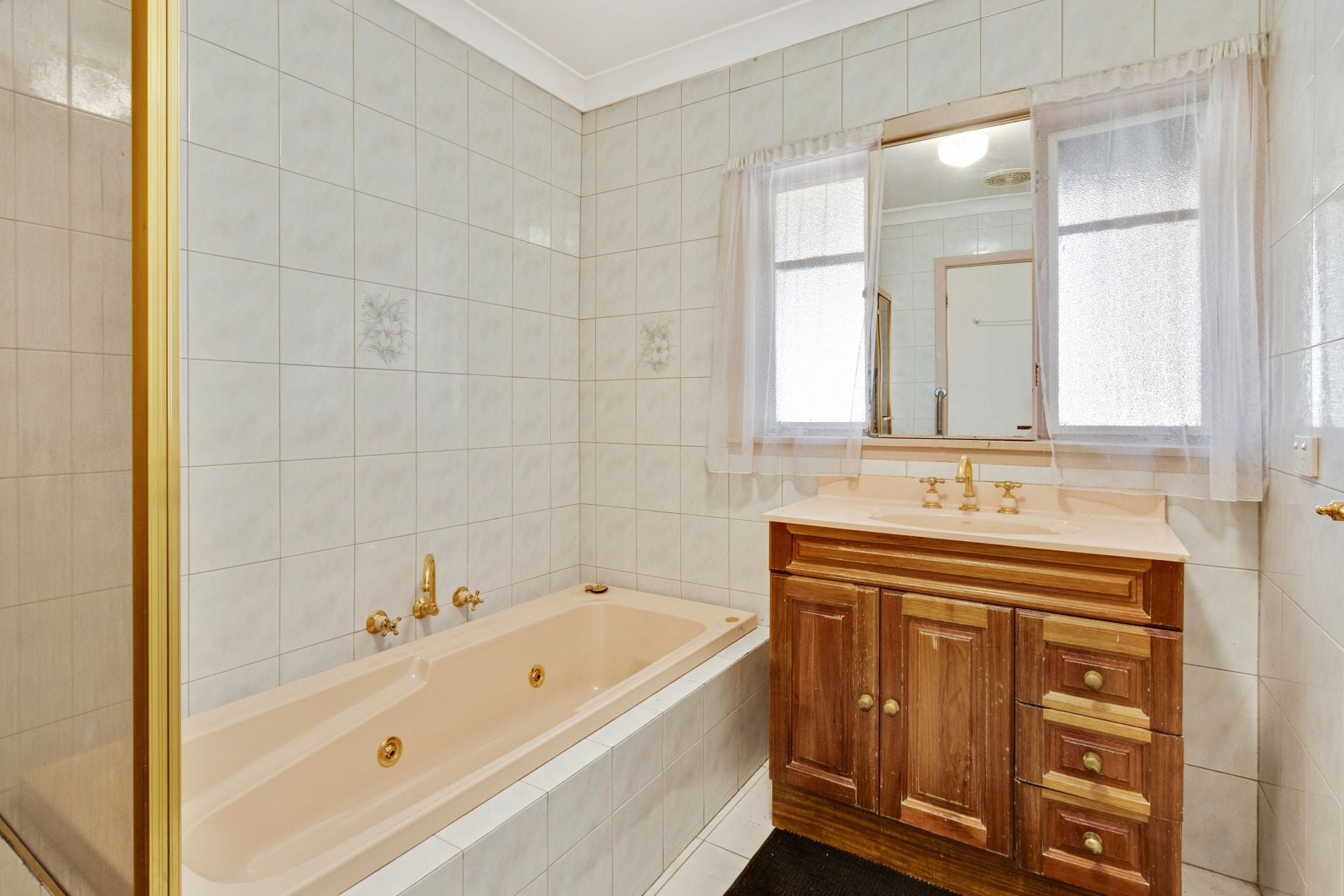 HUGE BUNGALOW INCLUDED