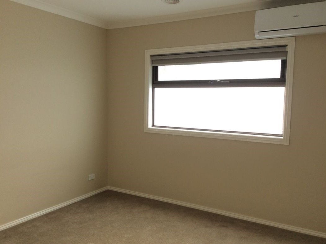 AIR CONDITIONING BOTH UPSTAIRS AND DOWNSTAIRS!