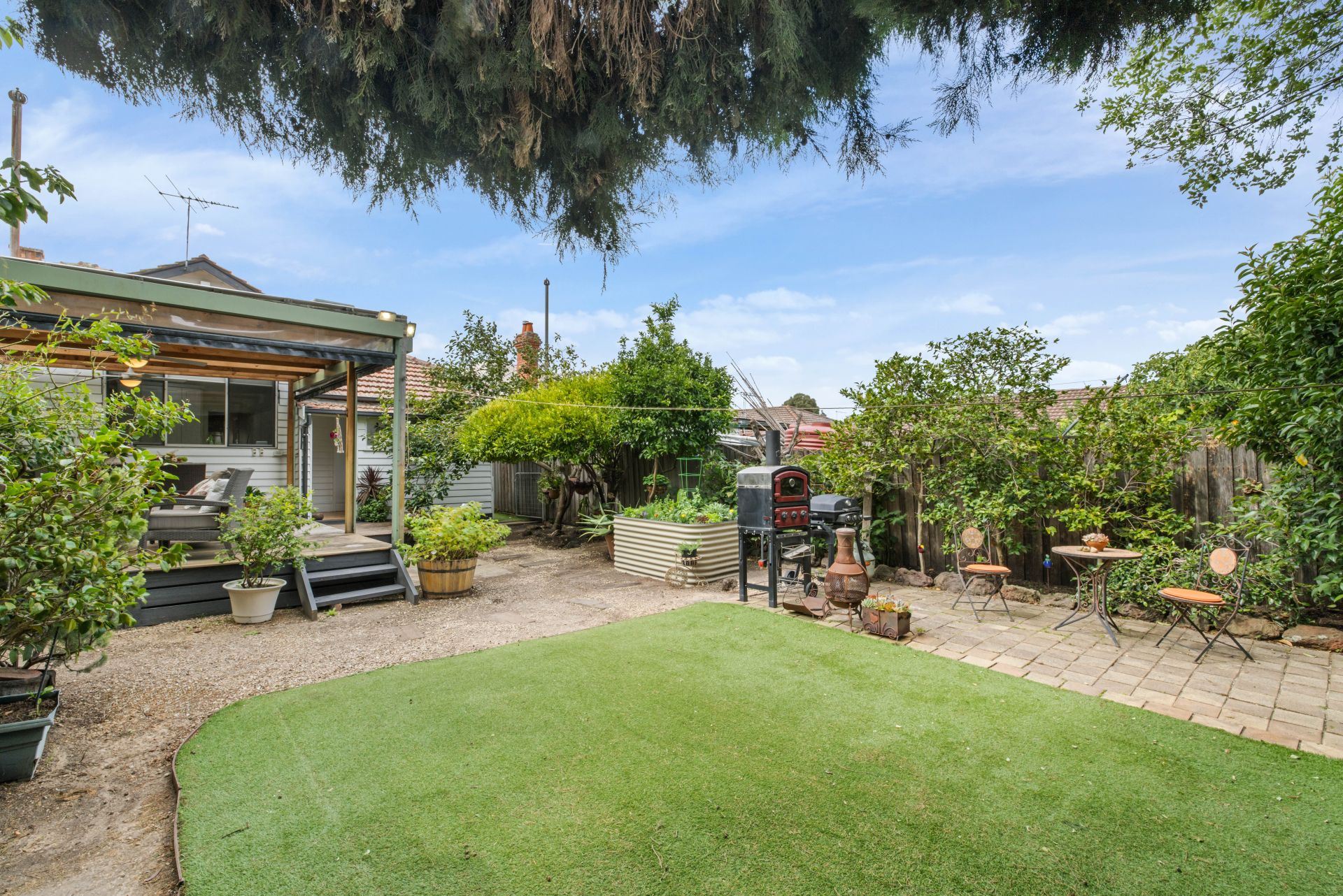 Family Entertainment In A Garden Oasis