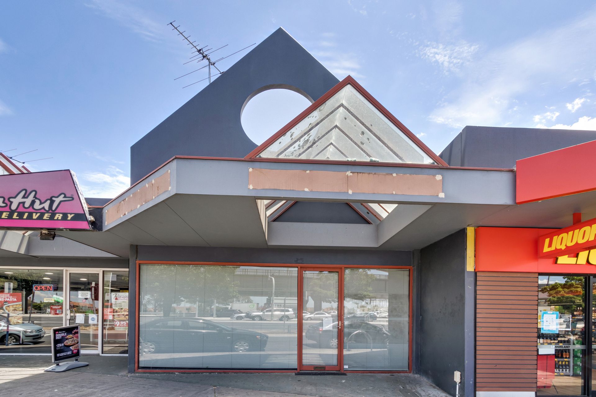 PRIME OFFICE/ RETAIL SPACE WITH EXCELLENT CUSTOMER PARKING