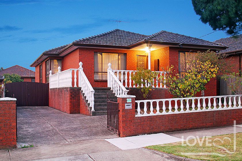 Generously Proportioned Living In A Sought After Location