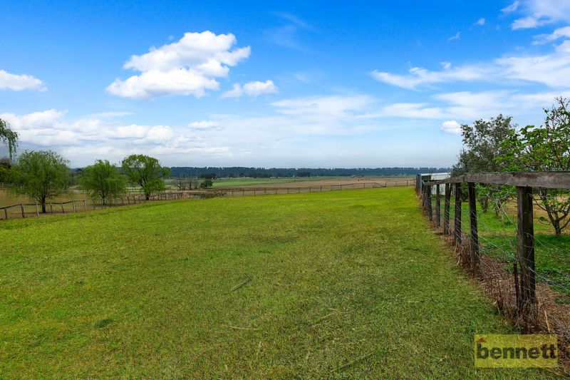 2.8 ACRES - WALK TO SHOPS & TRAIN, Richmond - Thumbnail 4
