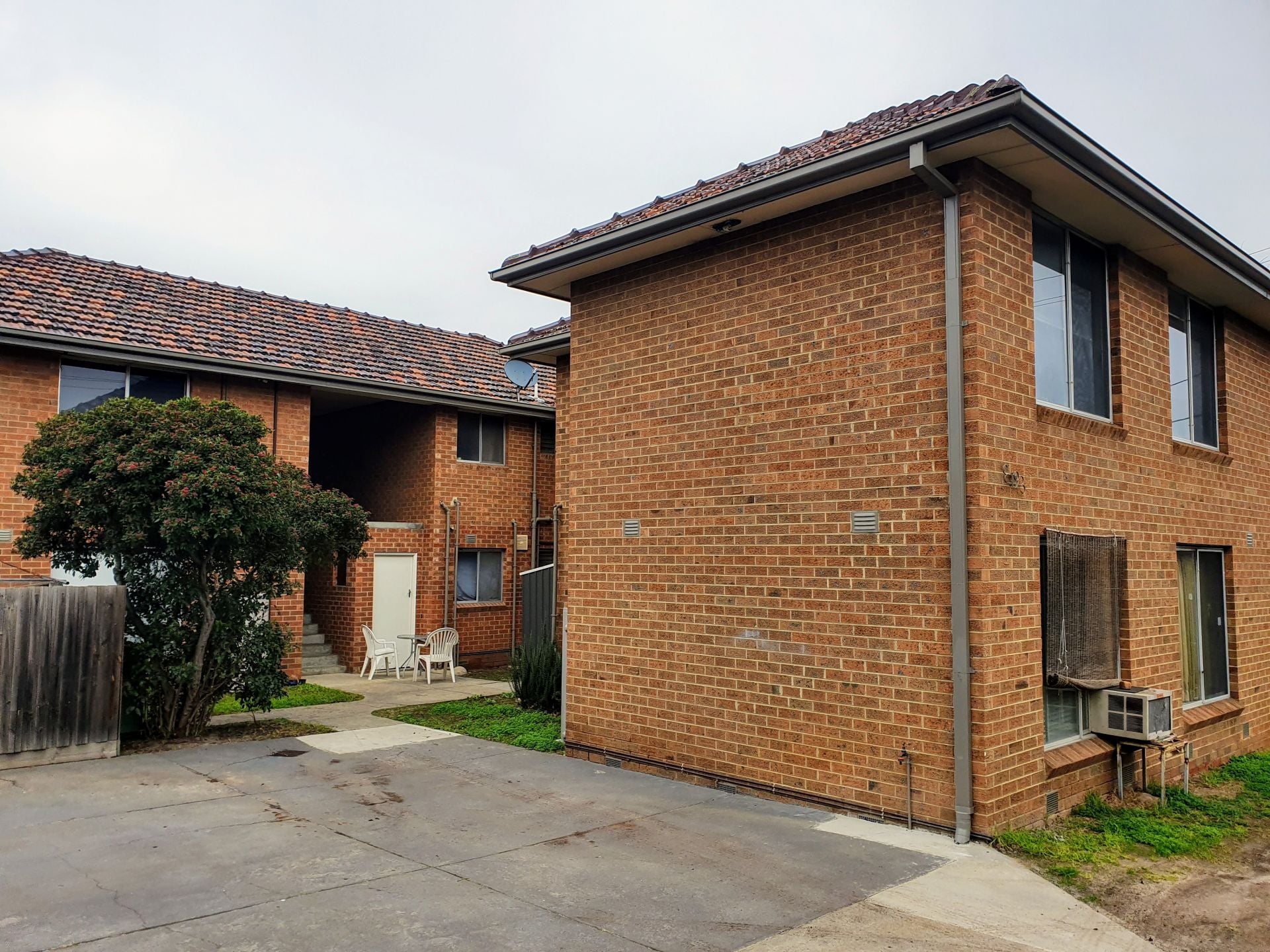 UPDATED EXCELLENCE IN A SUPERB LOCATION