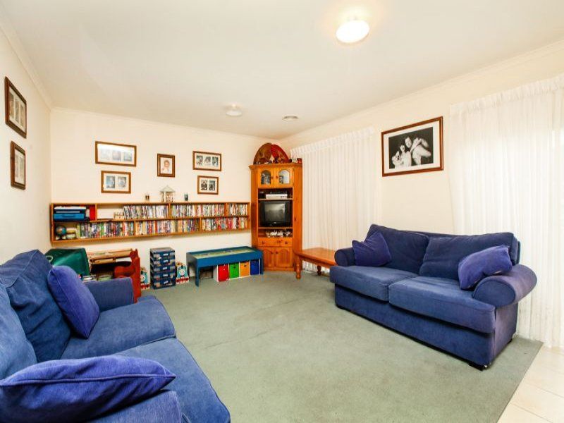 16 Cobblestone Green, Caroline Springs - Thumbnail 4