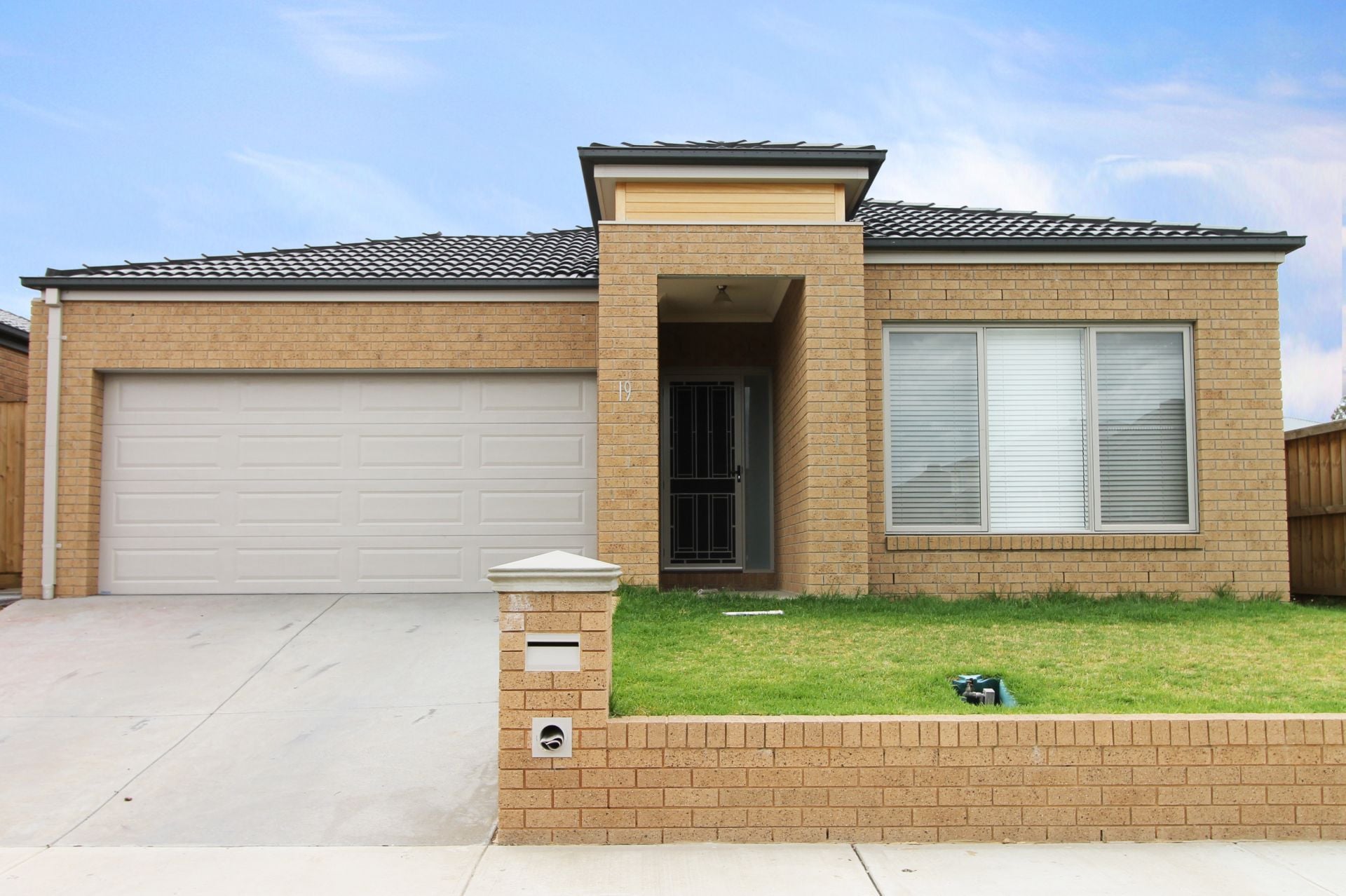 UNBEATABLE VALUE - 4 BEDROOM FAMILY HOME, LOADED WITH EXTRAS!! AVAILABLE TO MOVE IN IMMEDIATELY!!!