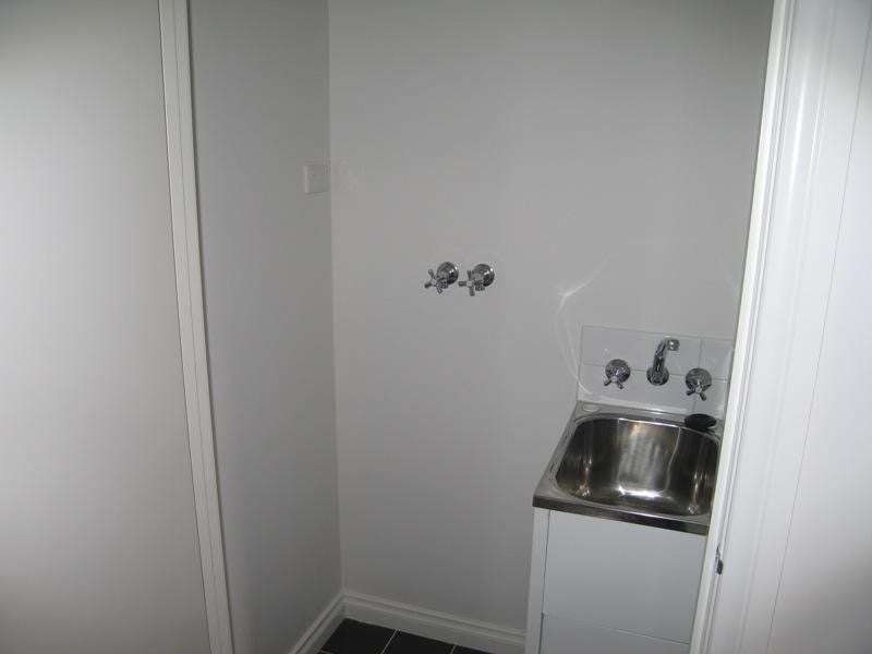 MODERN 2 BEDROOM UNIT!