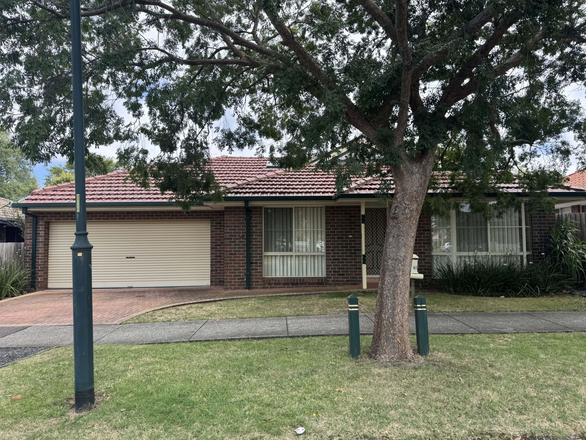 IDEALLY LOCATED CLOSE TO SHOPS & TRANSPORT!