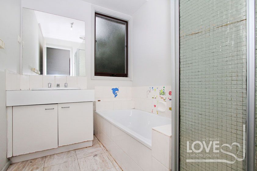 IDEALLY LOCATED TO ALL AMENITIES ! ! !