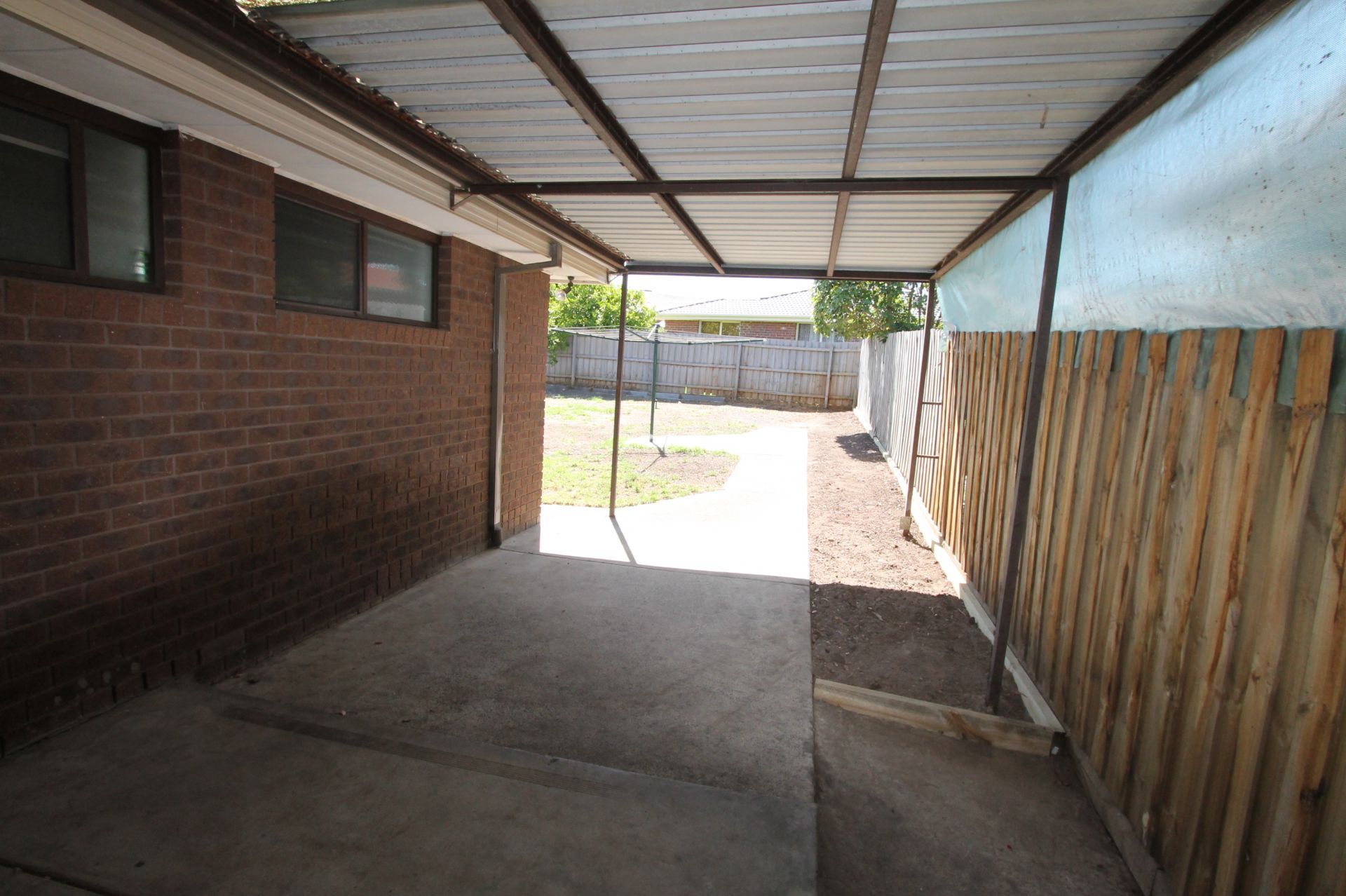 IF LOCATION IS WHAT YOU NEED... THIS IS THE HOME FOR YOU!!! * GARDENER INCLUDED*