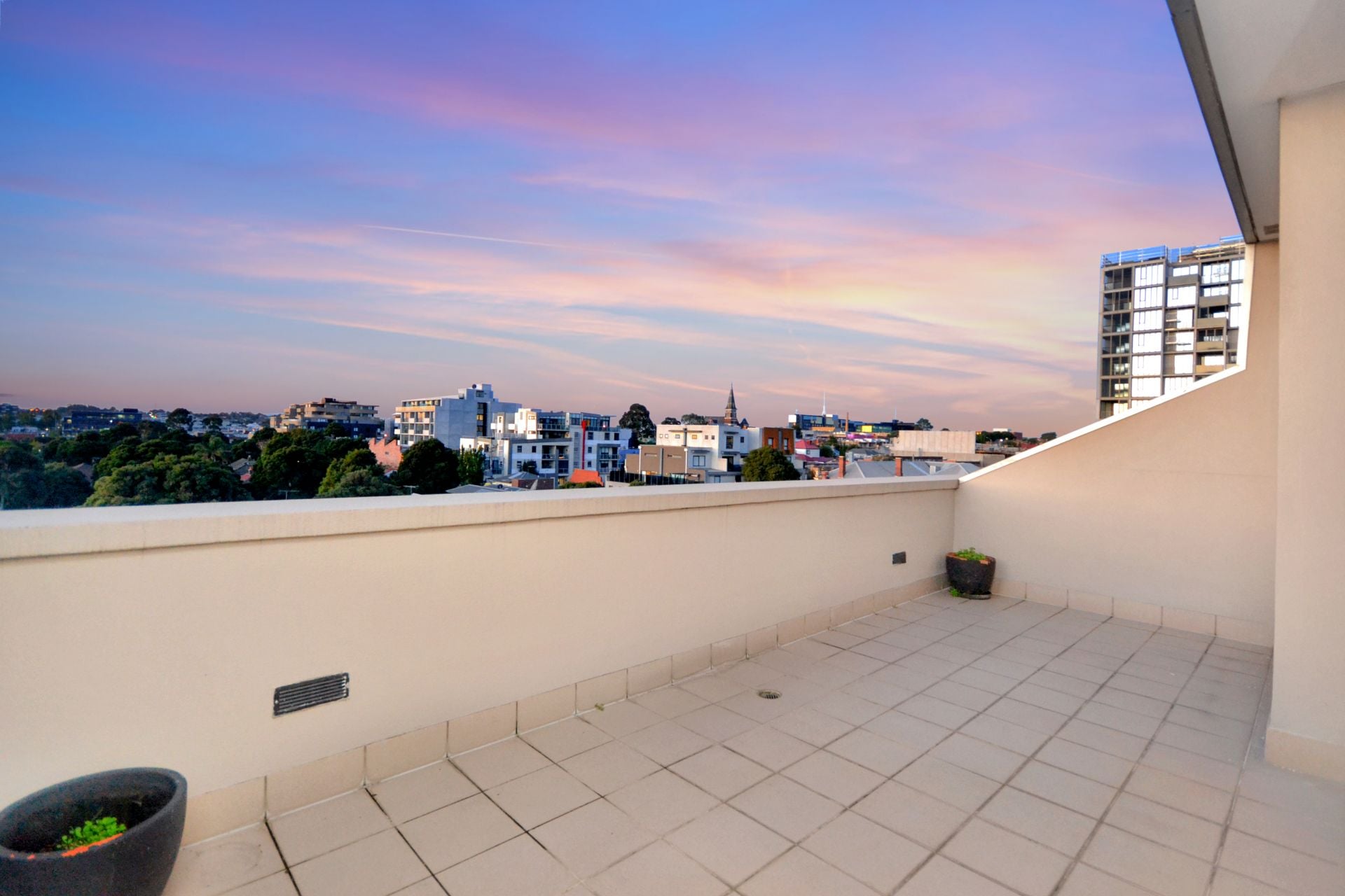 LUXURIOUS LIVING OVER TWO LEVELS