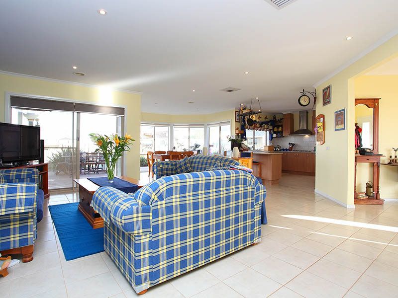 8 Osterley Close, Caroline Springs - Thumbnail 4