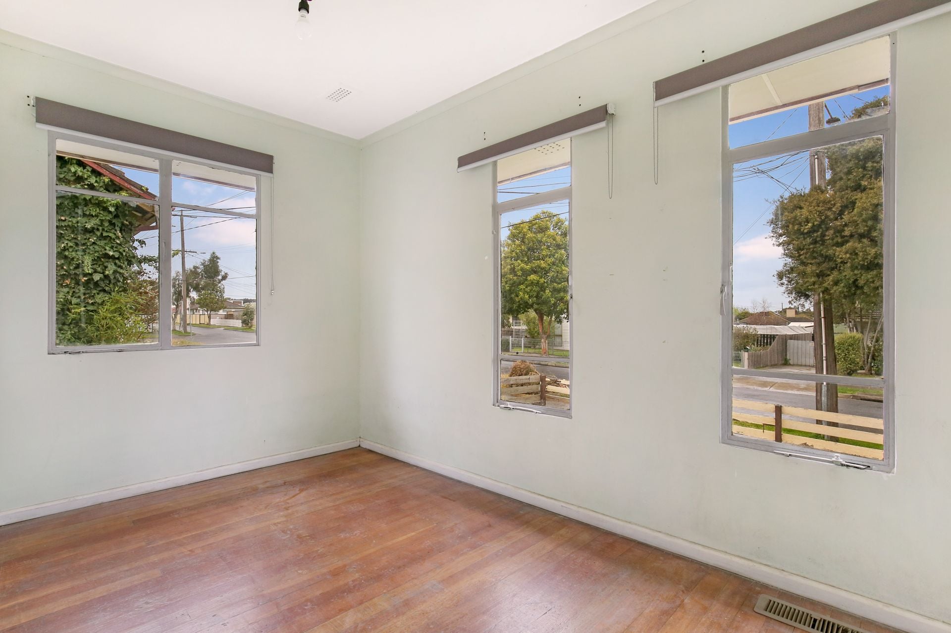 3 Bedroom - Perfect Location - Close to everything !