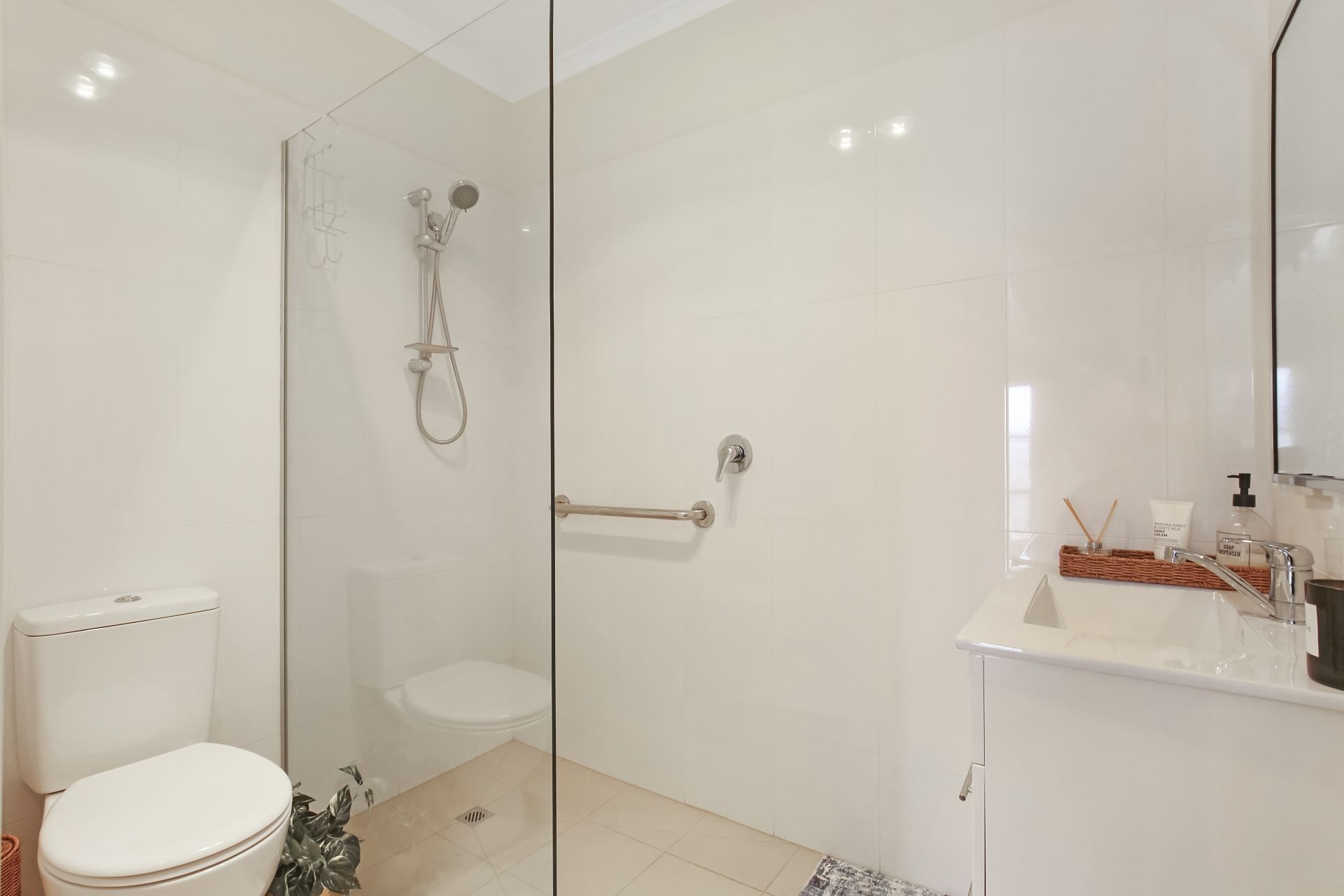 CONTEMPORARY LIVING IN A PRIME LOCATION!