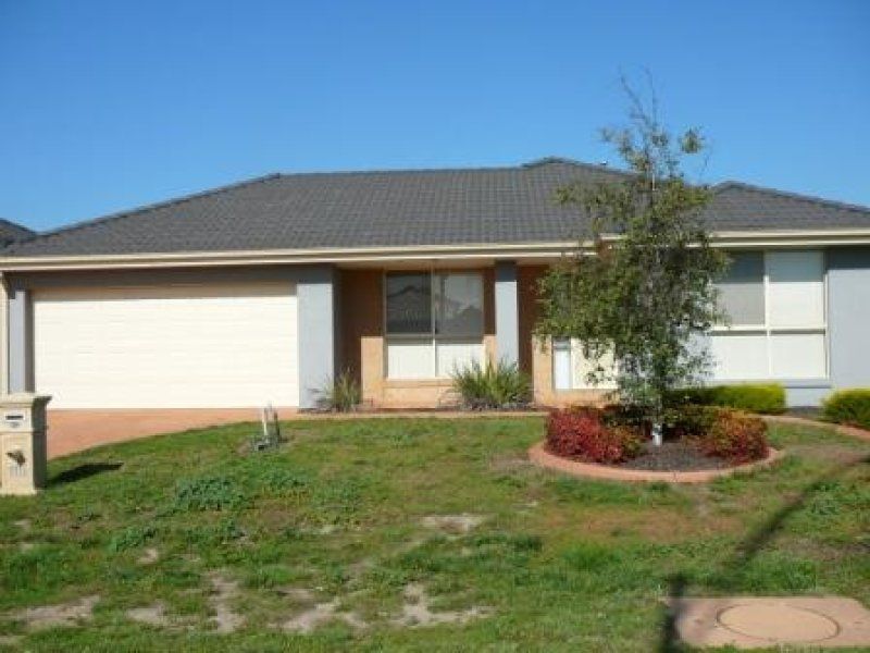 115 Middle Park Drive, Sanctuary Lakes - Thumbnail 2