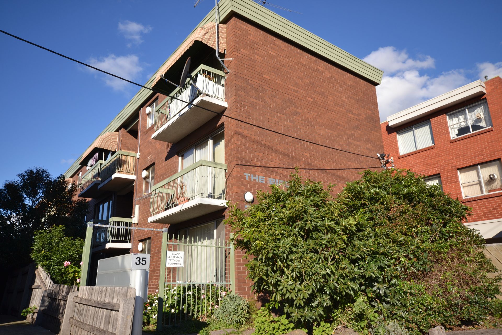 SECOND FLOOR BRUNSWICK APARTMENT