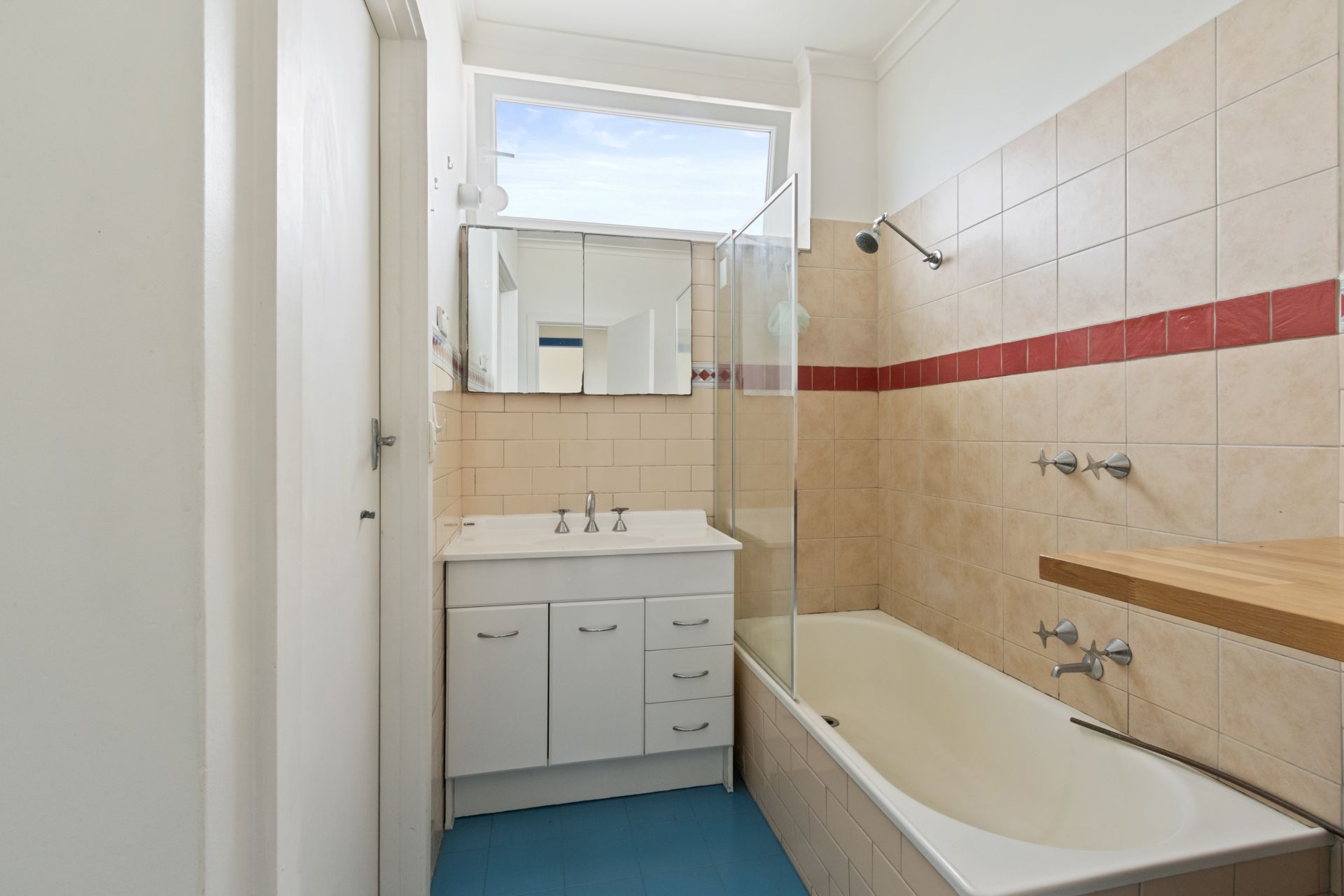 Light Filled, Two Bedroom Apartment Close to the City!