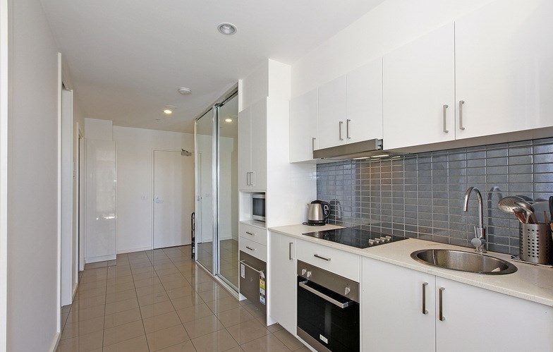 TRAM AT YOUR DOORSTEP! WALK TO BUNDOORA SQUARE & MORE!!