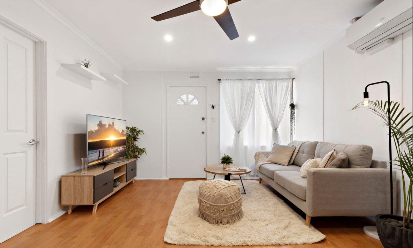 Walking distance to Shops!