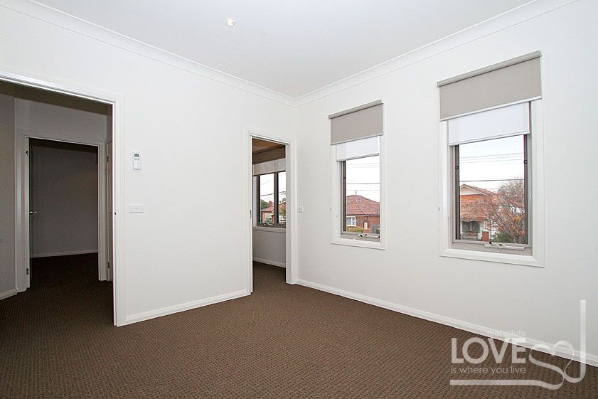 BRAND NEW CONTEMPORARY CHIC