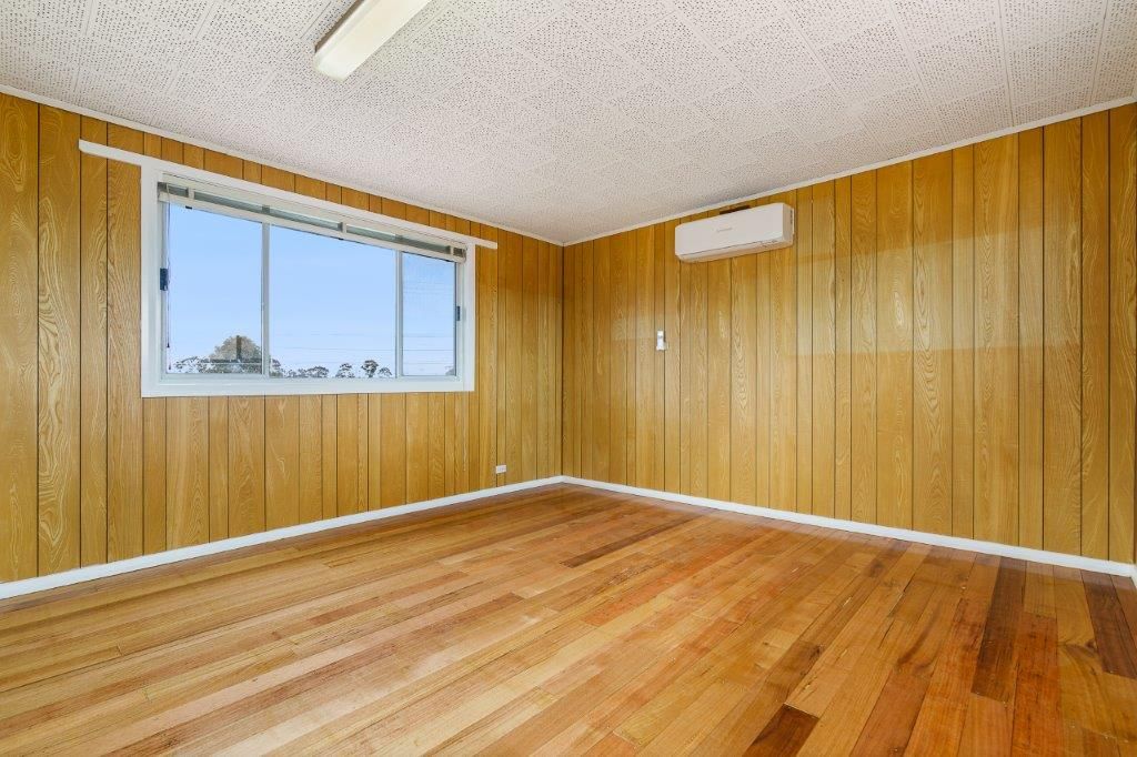 Renovated 6 bedroom home and Bungalow ! The space and options are endless! Ready for Lease!!