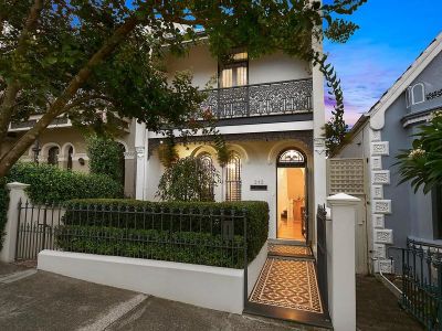 Freestanding renovated terrace of style and space