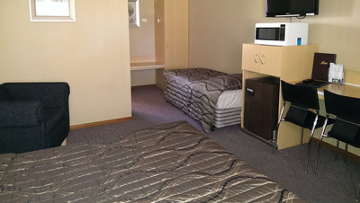 MOTEL FOR SALE - CENTRAL WEST - SPACIOUS - SPOTLESS - 3.5 ACRES