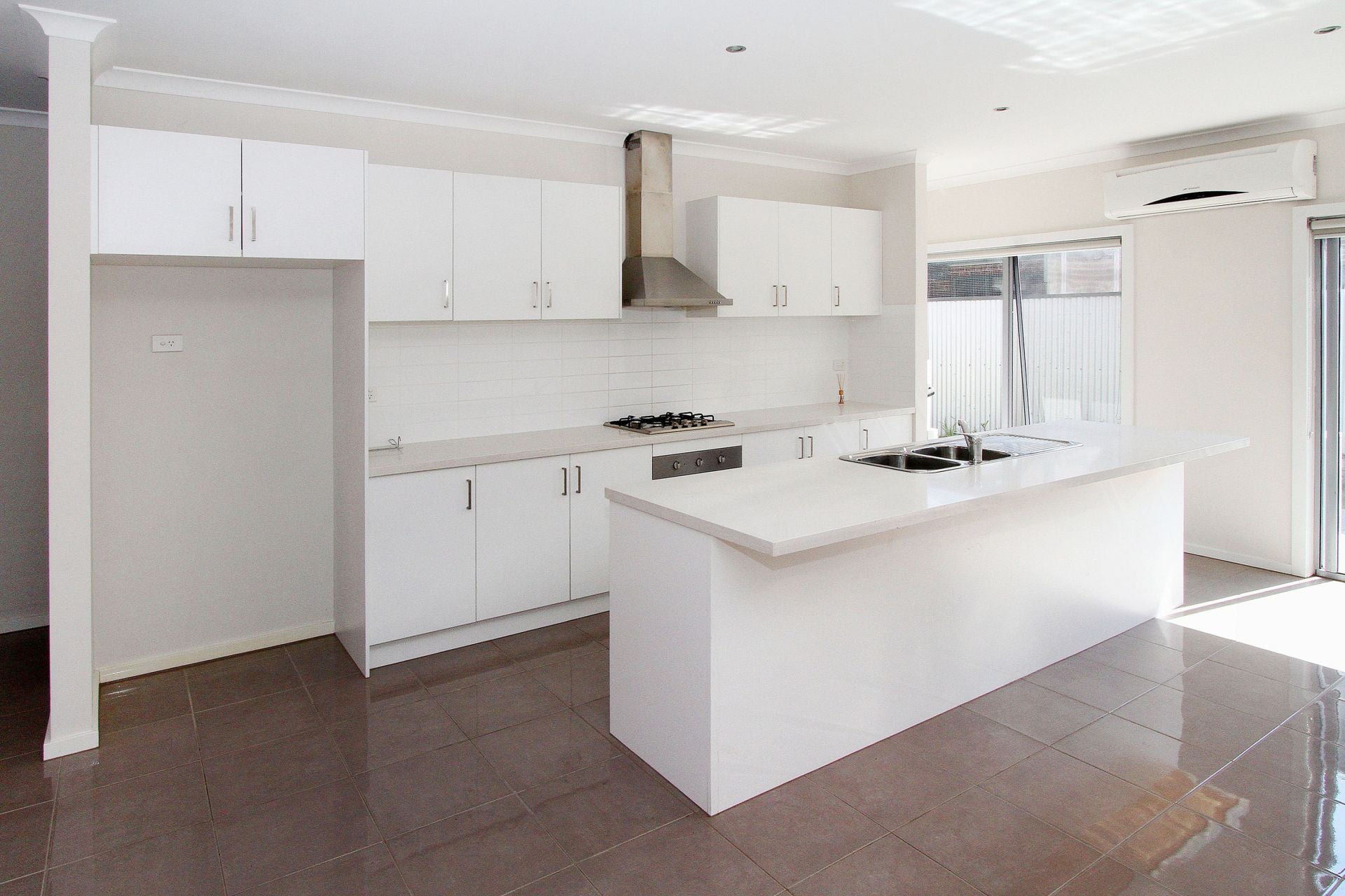 SUPERB TOWNHOUSE CLOSE TO TRANSPORT