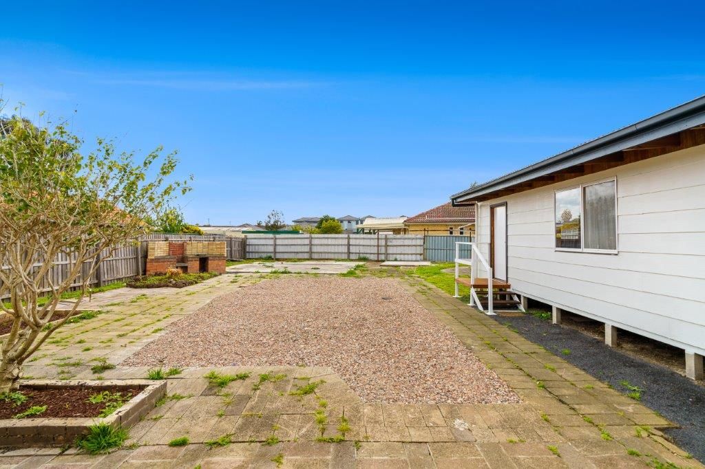 SHARED HOUSE!
Renovated 6 bedroom home and Bungalow ! Rent is for single room!