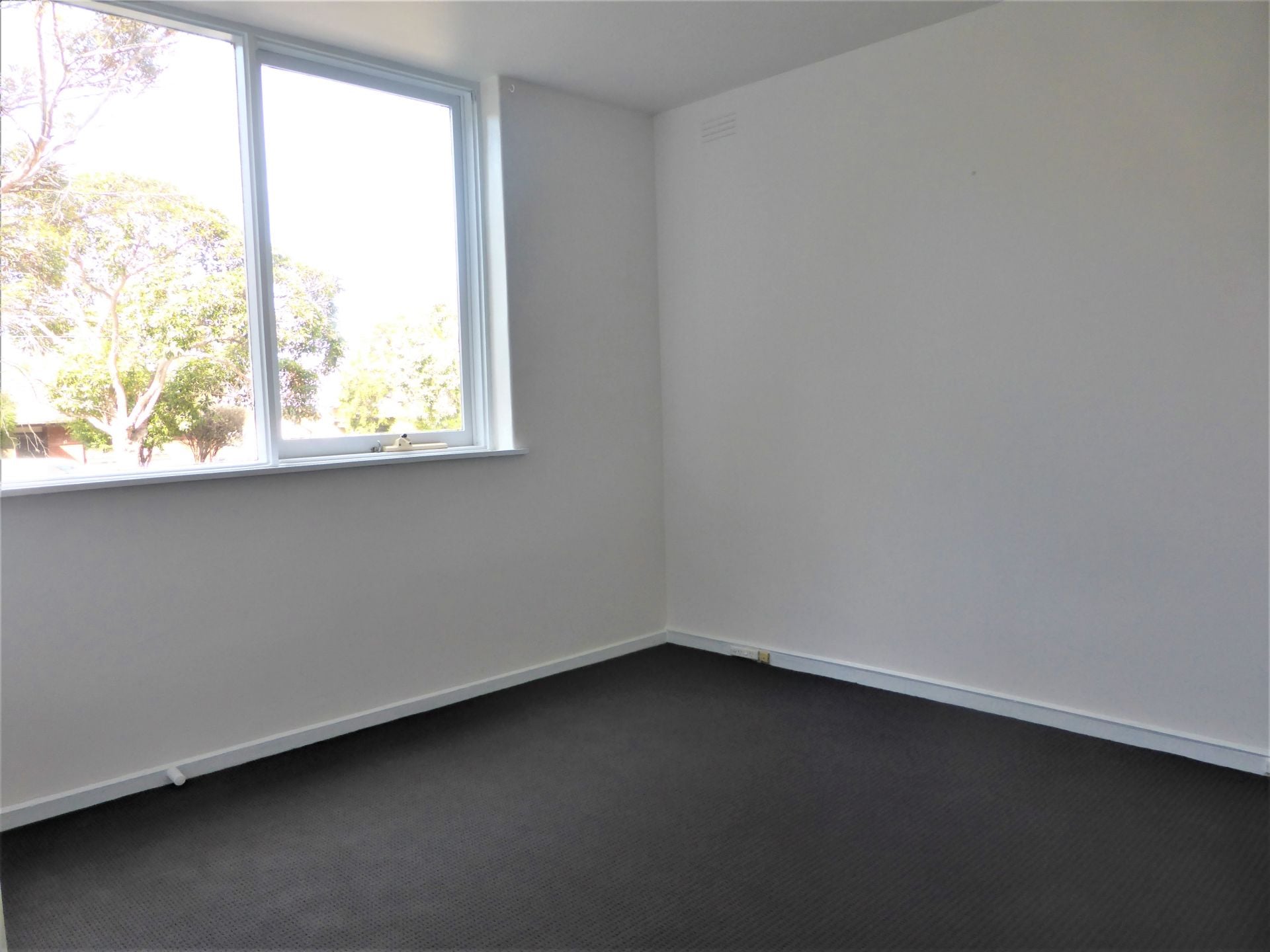Northcote Unit in an Amazing Location!