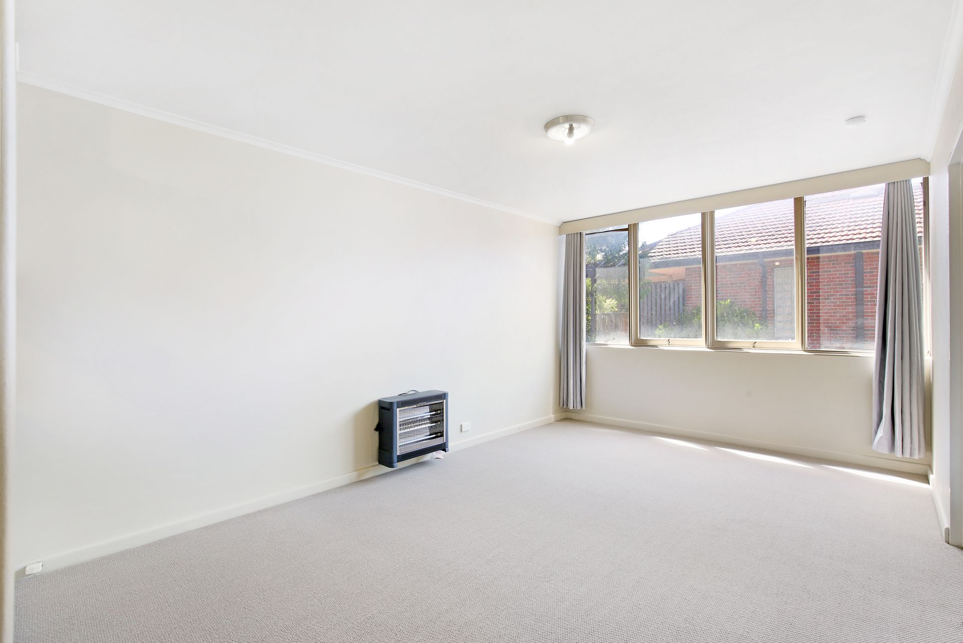 ***** Ground Level low maintenance apartment***