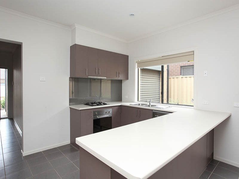 27 Aberfeldie Way, Caroline Springs - Thumbnail 3