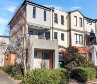 10/10 Mickleham Drive, Cranbourne North VIC