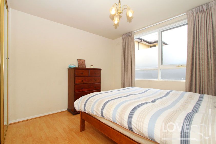 Freshly Painted Ground Floor Apartment Set In A Tranquil Surrounding!