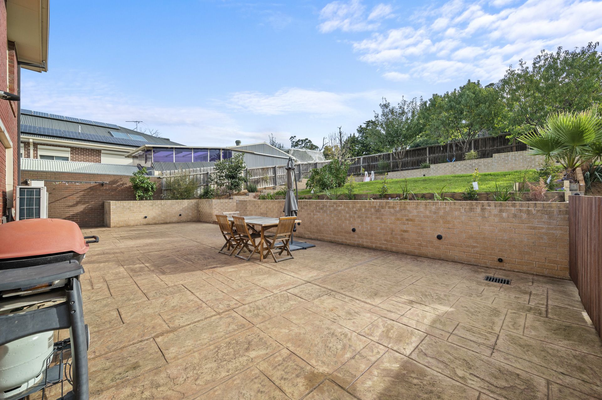 INSTANTLY IMPRESSIVE FAMILY LIVING ** SIX MONTH LEASE **