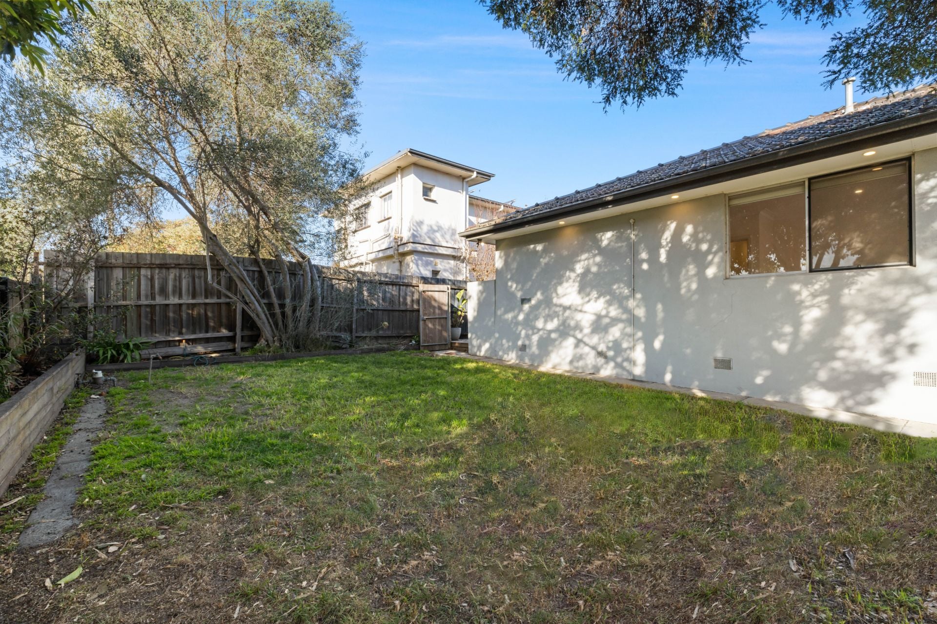 Stylish Unit with Expansive Courtyard Retreat